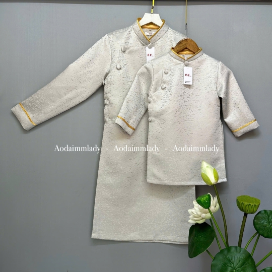 Áo dài đôi ba và bé trai đơn sắc