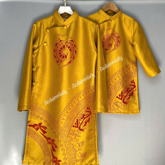 Áo dài đôi ba và bé trai họa tiết