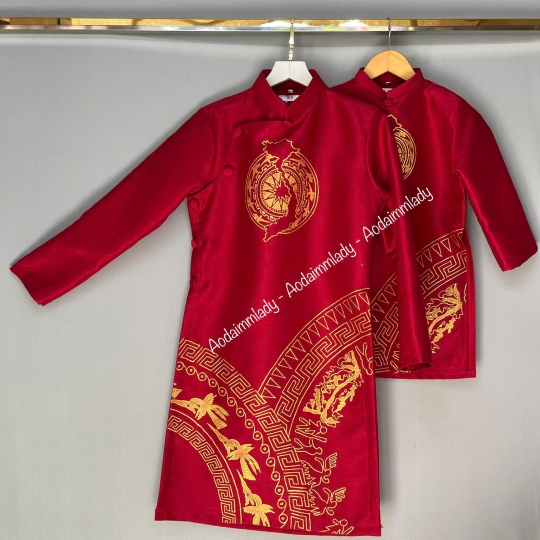 Áo dài đôi ba và bé trai họa tiết