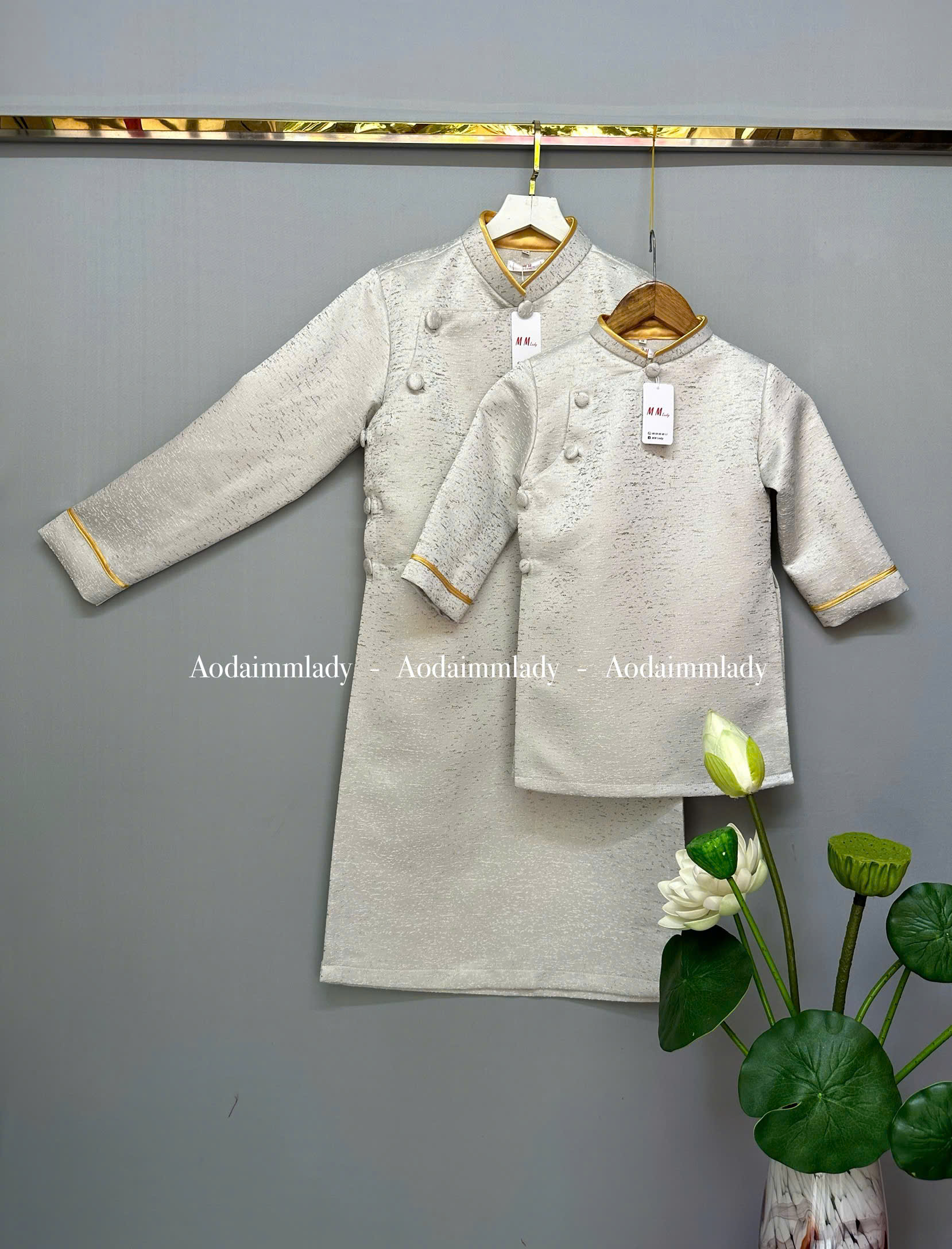 Áo dài đôi ba và bé trai đơn sắc