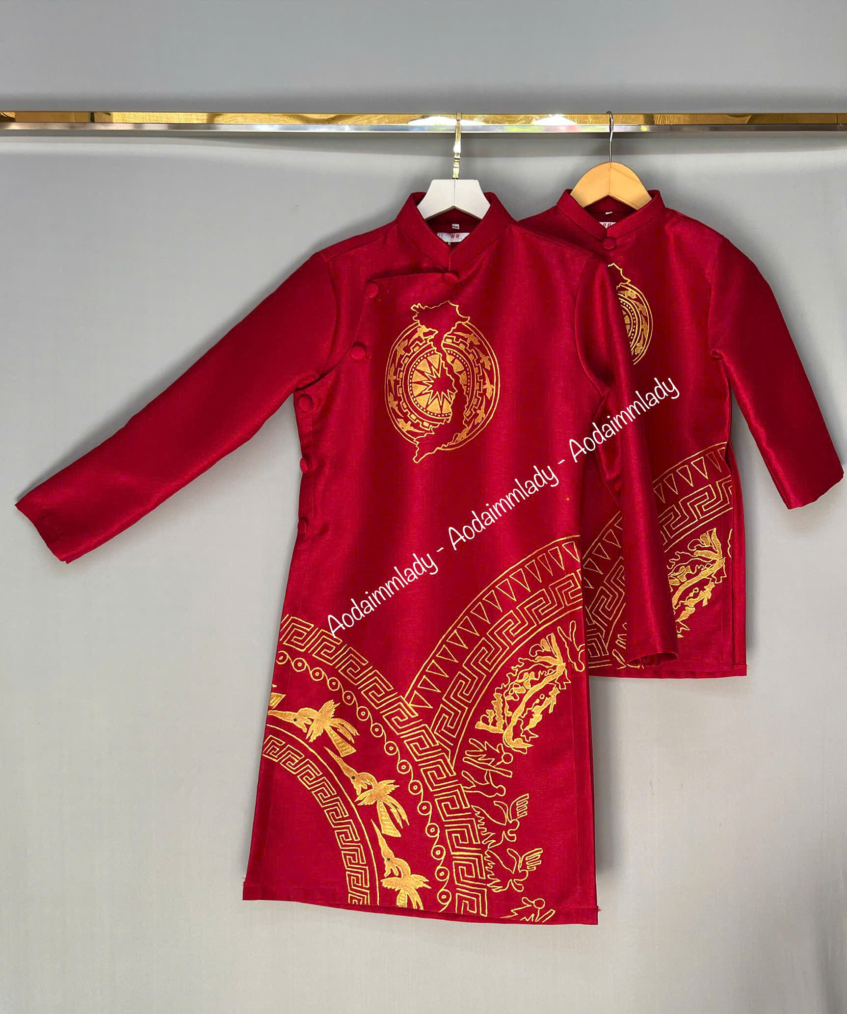 Áo dài đôi ba và bé trai họa tiết